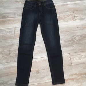 Distressed skinny jegging